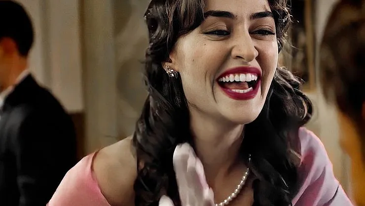 Çağatay Ulusoy ile Başrolü Paylaşmayı Niye Reddettiği Belli Oldu! Esra Bilgiç'in Yeni Projesi Açıklandı! Atatürk'ün Hayatında Olacak!