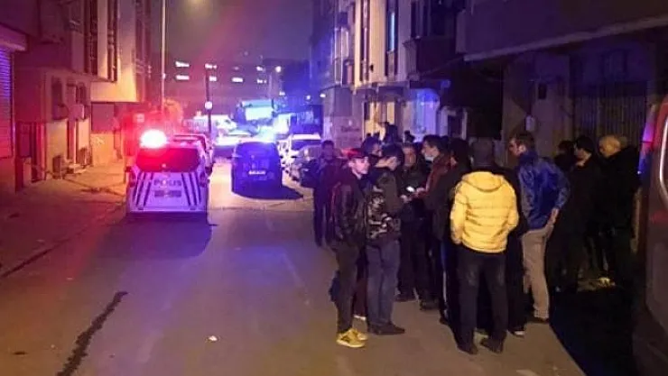 Çanakkale Ayvacık'taki Depremin Ardından Gaziosmanpaşa'da Çatlakların Oluştuğu Bina Boşaltıldı