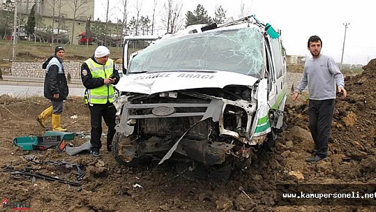 Cenazeye giden minibüs devrildi: 12 yaralı