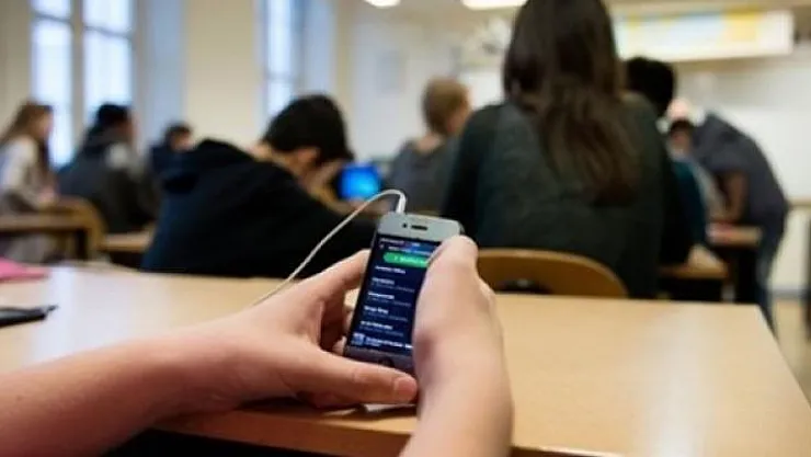 Cep Telefonu Kullanan Öğrencinin Velisine Para Cezası Verilecek