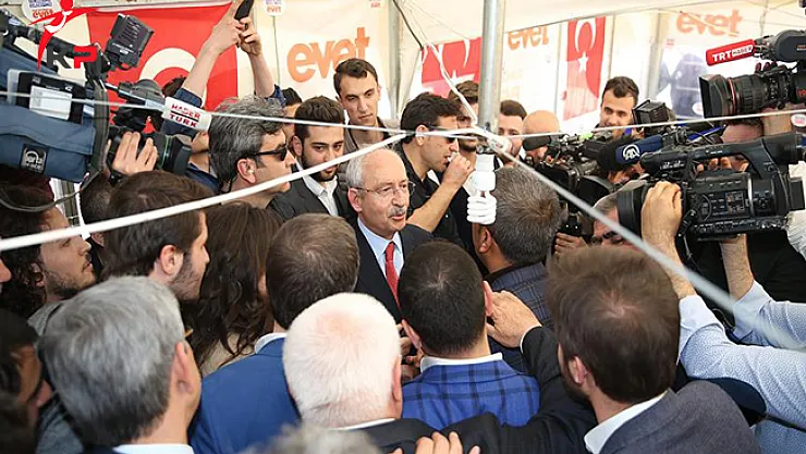 CHP Lideri Kılıçdaroğlu 'Evet' Çadırını Ziyaret Etti