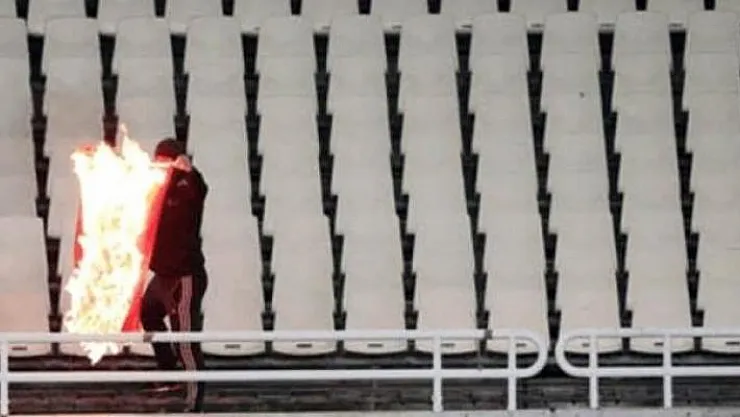 Çok Büyük Skandal ! Bayrağımızı Yaktılar