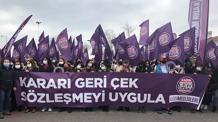 Çok sayıda kadın İstanbul Sözleşmesi kararına tepki göstermek için Kadıköy'de toplandı