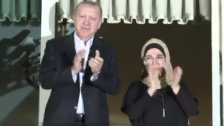Cumhurbaşkanı Erdoğan ve Eşi Saat 21.00'da Balkonda Sağlık Çalışanlarını Alkışladı