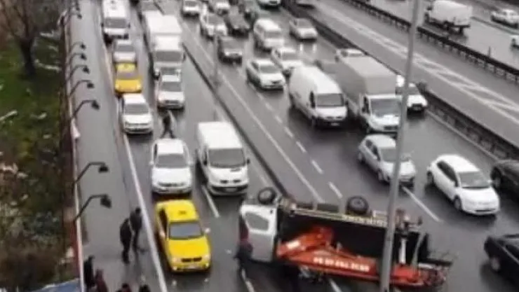 D-100'de Vinç Devrildi! Trafik Kilitlendi