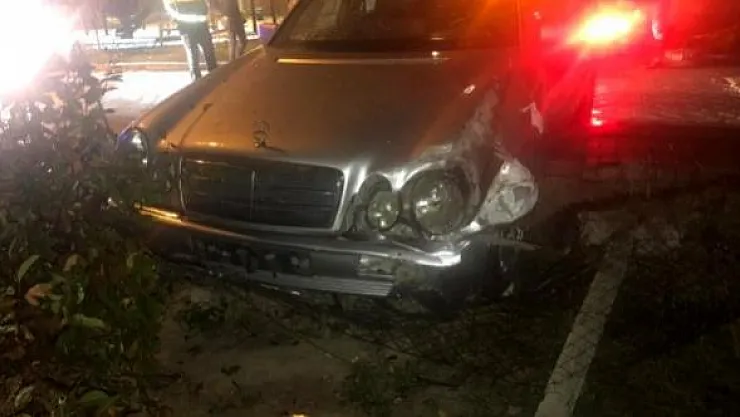 Denizli'de kaza! Otomobil istinat duvarını yıkıp evin bahçesine girdi