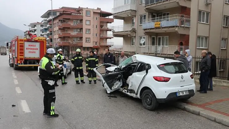 Denizli'de otomobil kamyonla çarpıştı: 1 ölü, 2 yaralı