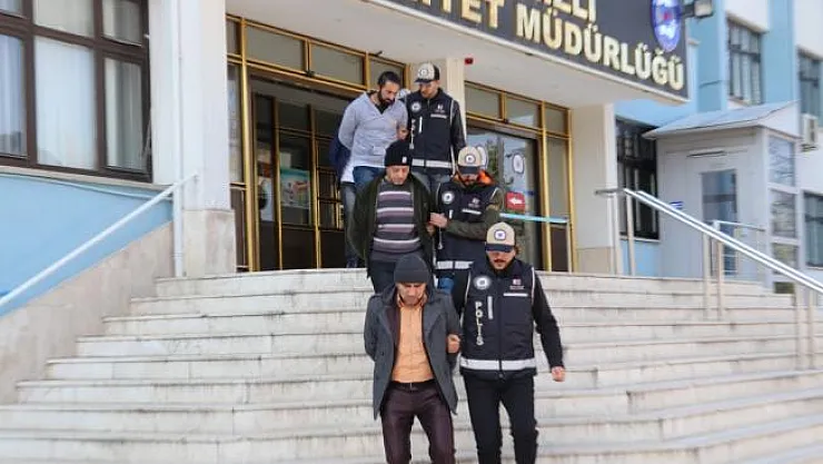 Denizli'de yaklaşık bin yıllık altın yazmalı kitaplar ele geçirildi