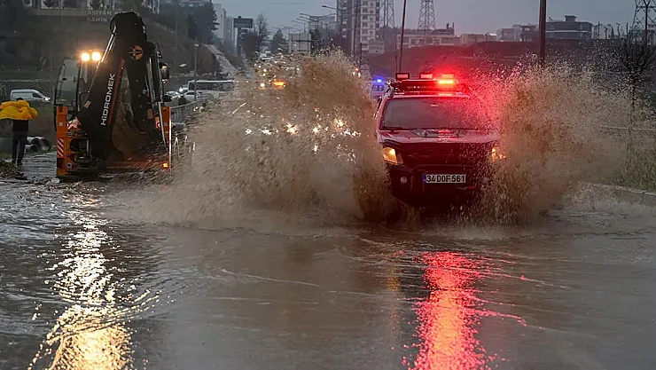 Deprem bölgesinde sel! Konteynerin sele kapılması sonrasında yaşamını yitirenler olurken, caddeler adeta göle döndü!
