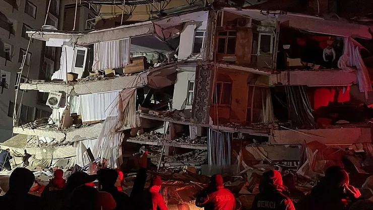 Depremden saatler sonra son durum '10 ilde 912 ölü, 5 bin 385 yaralı bulunuyor!'