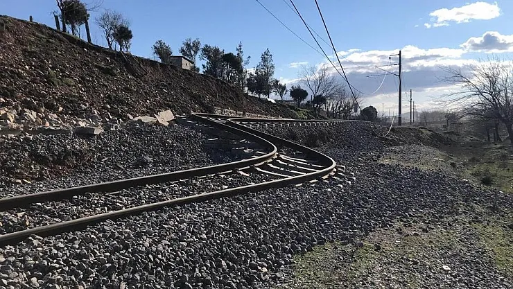 Depremin acı raporu paylaşıldı! Fay kırılması ile yollar ve tren rayları kayarak yer değiştirdi!
