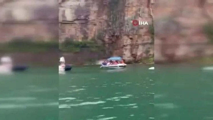 Dev Kaya Parçası Teknelerin Üzerine Düştü: Çok Sayıda Ölü Ve Yaralılar Var