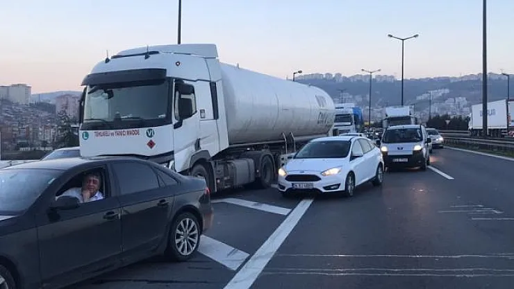 Devrilen tır otoyolda ulaşımı aksattı
