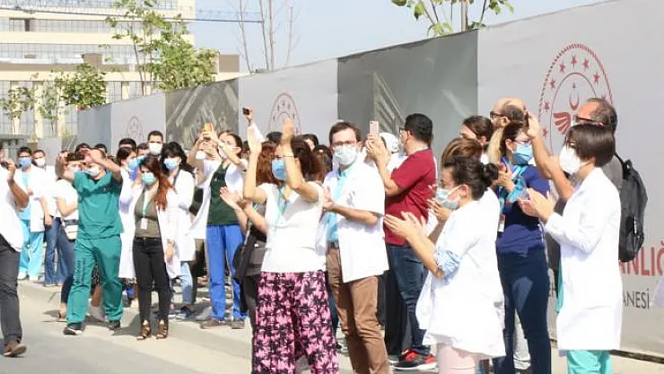 Doktorlar ve hekimler söz verilen ek ödeme ücretlerini istiyor!