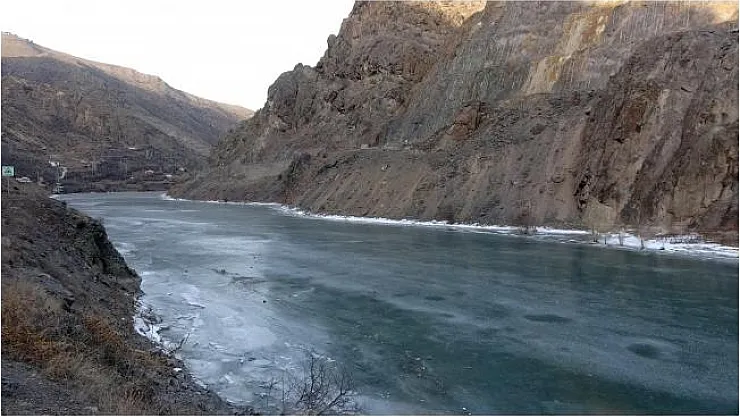 Dünyanın en hızlı akan nehriydi!  Çoruh Nehri buz tuttu