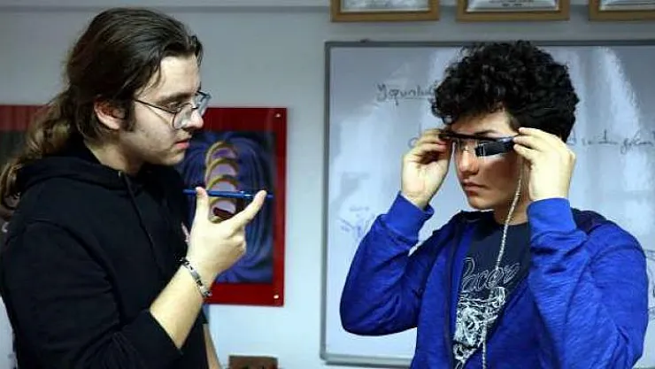 Düzce'de işitme engelli 2 lise öğrencisi, 'alt yazılı' gözlük geliştirdi