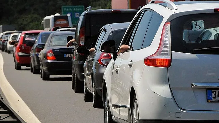 Ehliyeti olan ve düzenli araç kullanan herkesi ilgilendiriyor! Resmi Gazete'de yayımlandı: Bunu yaparsanız 4 kat daha fazla para cezası ödersiniz!