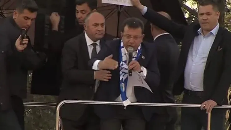 Ekrem İmamoğlu'na Erzurum'da taşlı saldırı: Miting yarıda kesildi! Hükümet ve muhalefetten peş peşe açıklamalar