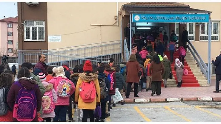 Elazığ'da haftalar sonra 126 bin öğrenci için ders başladı!