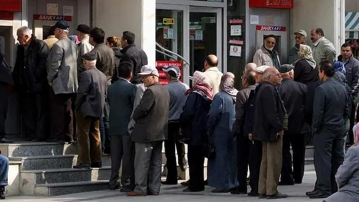Emeklilerimiz açlık sınırının yarısı kadar maaş alıyor