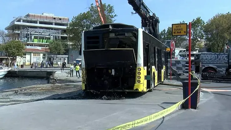 Eminönü'nde İETT Otobüsü Tramvaya Çarptı