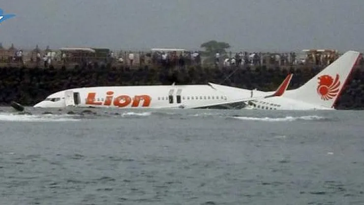 Endonezya'da 188 Yolculu Uçak Denize Düştü !