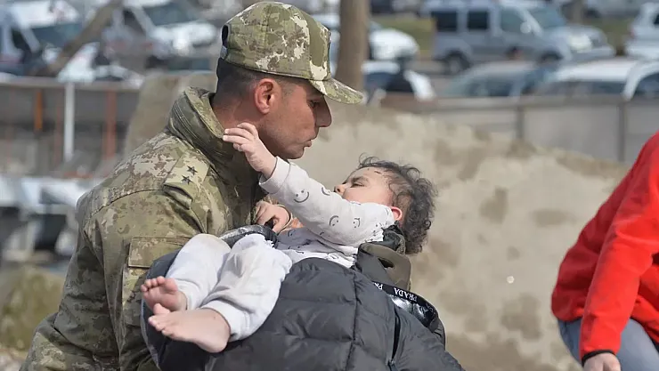 Enkaz altında 29 saatlik yaşam mücadelesi! Minik bebek ve annesi tüm Türkiye'ye umut oldu!