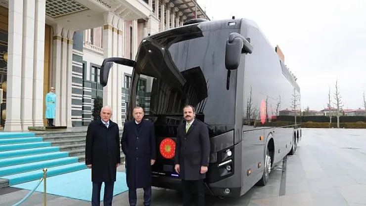 Erdoğan, Cumhurbaşkanlığına hediye edilen otobüsü inceledi