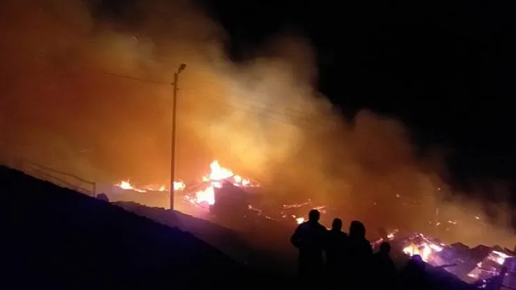Erzurum'un Oltu ilçesinde büyük yangın! 10 ev kül oldu