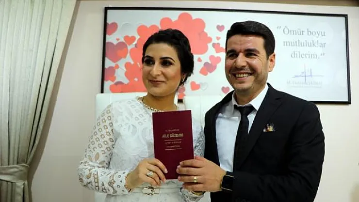 Evlenmek için Sevgililer Günü'nü seçtiler