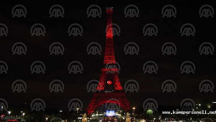 Eyfel Kulesi Bayrağımızın Renklerine Büründü