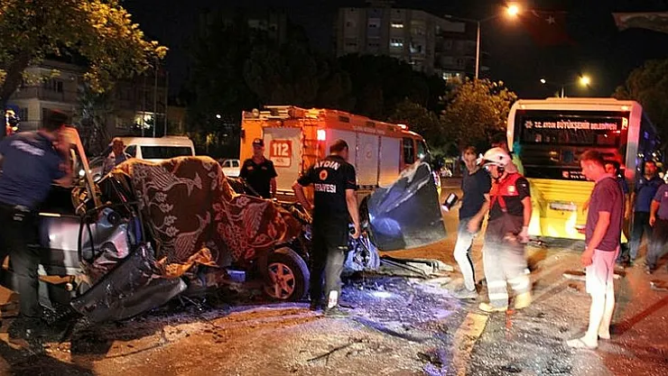 Eylül ayı felaketle geldi!  Otomobil ile halk otobüsü çarpıştı: Ölü ve yaralılar var