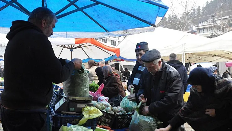 EYT'den emekli olmaya hak kazanınca sevincini böyle yaşadı! Pazarda ürünlerine indirim yaptı!