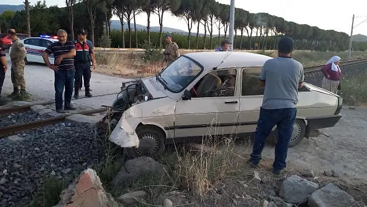 Facianın Eşiğinden Dönüldü! Yolcu Treni Otomobile Çarptı