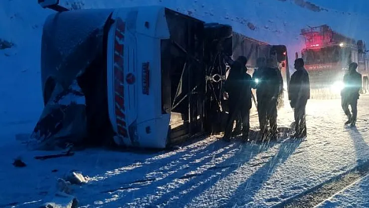 Felaket kaza! Yolcu otobüsü devrildi! Çok sayıda kişi yaralı! Durumu ağır olanlar var..