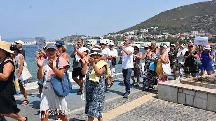 Foça'da Kıyı İşgali Protestosu: Havlunu Al Gel!