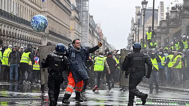 Fransa İçişleri Bakanlığı Protestoculara Karşı Kullanılmak İçin Biber Gazı Silahı Sipariş Etti