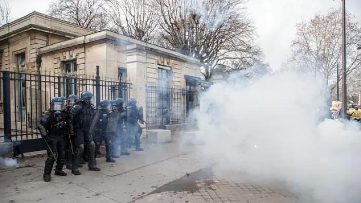 Fransa'da sarı yelekliler, gösterilerin 13'üncü haftasında sokaklarda