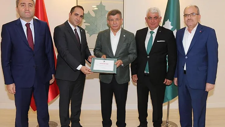 Gelecek Partisi İzmir'de bir adım daha attı: Davutoğlu'ndan İzmir İl Başkanı Onur Sivaslı'ya tam destek!