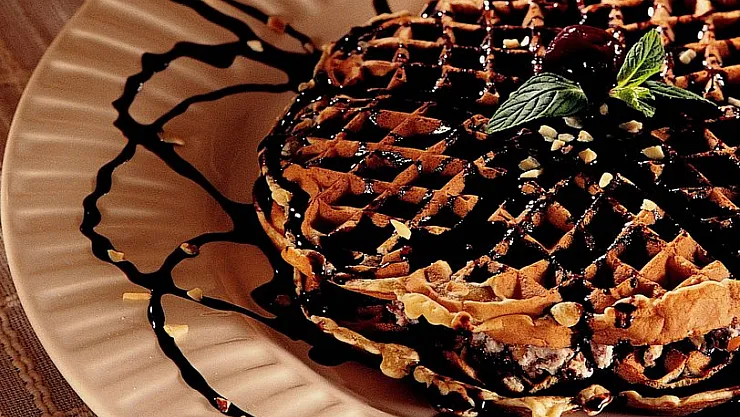 Gelinim Mutfakta Çikolata Soslu Waffle nasıl yapılır? Çikolata Soslu Waffle tarifi ve malzemeleri