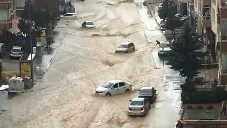 Günlerdir Uyarı Yapılıyordu! Başkentte Sağanak Kabusu! Vali Acı Haberi Duyurdu