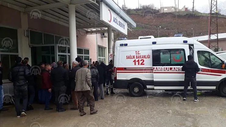 Hakkari'de yolcu minibüsüyle kamyonetin çarpışması sonucu 12 kişi yaralandı
