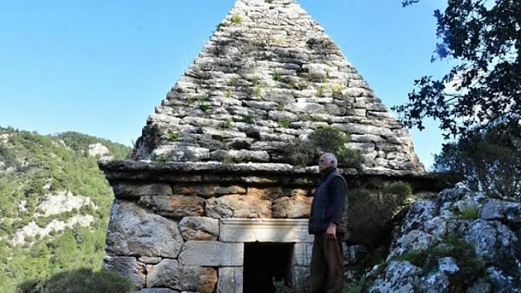 Halkın türbe zannedip, 'Çağ Baba' adını verdiği yapının Yunan savaşçının anıt mezarı olduğu ortaya çıktı!