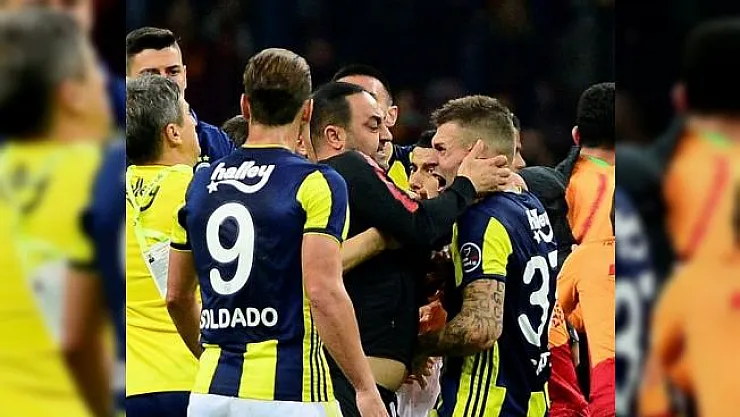 Hasan Şaş'tan maçın hakemi Hüseyin Göçek'e olay hareket