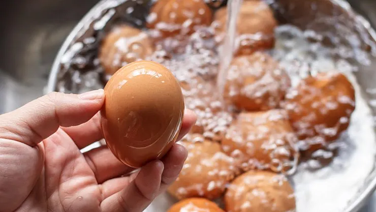 Her sabah tüketiyoruz! Yumurtayı salladığınızda bu oluyorsa sakın yemeyin!