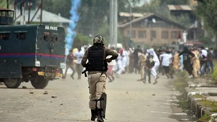 Hindistan'da büyük çatışma- 3 isyancı öldürüldü