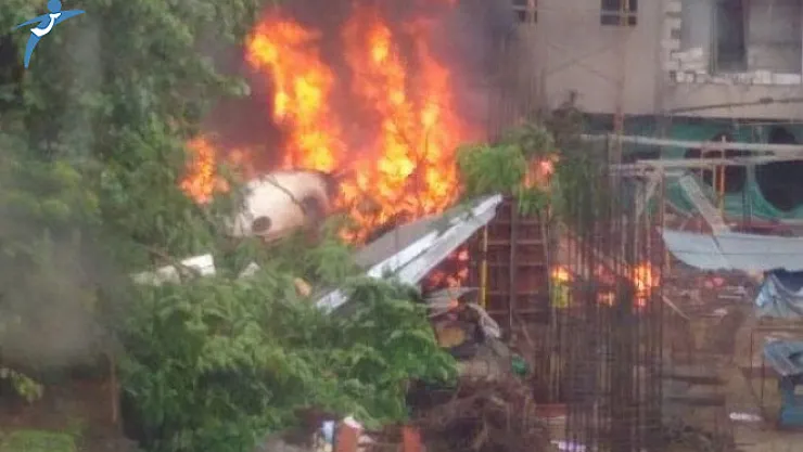 Hindistan'da Uçak Düştü Düştü! Ölü ve Yaralılar Var