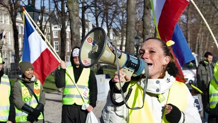 Hollanda'da sarı yeleklilerden eylem