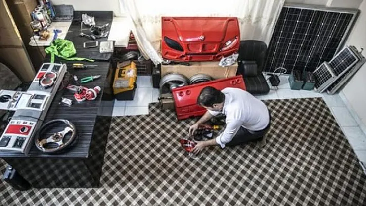 Hurda parçalarından güneş enerjisiyle çalışan otomobil yaptı