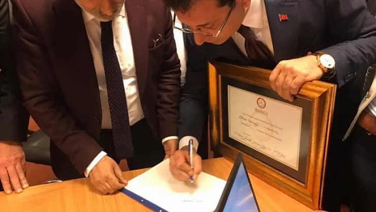 İBB Başkanı Ekrem İmamoğlu' Belediye Binasından Açıklama Yapıyor: &quotBu Mazbatayı 16 Milyon İstanbullunun Adına Alıyorum"